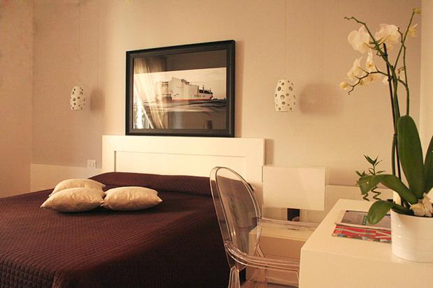 um quarto com uma cama com duas almofadas em Villa Belmonte em Favara
