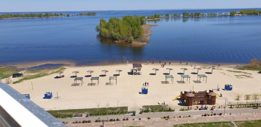 チェルカースィにあるApartament near Dnieperの海辺の景色を望む