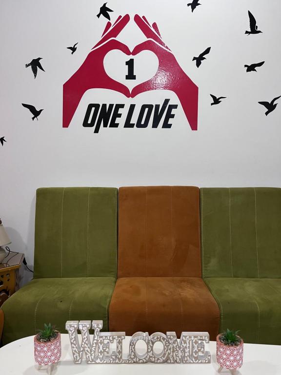 Area soggiorno di One Love