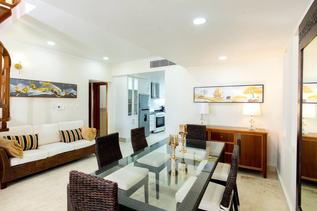 Posezení v ubytování Ocean Views & Private Beach! Luxury 4BDR Getaway