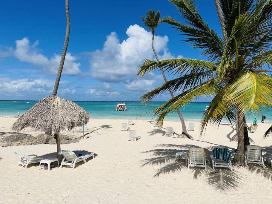 Pristine 4BR Beachfront Getaway with Pool & Rooftop - アパート