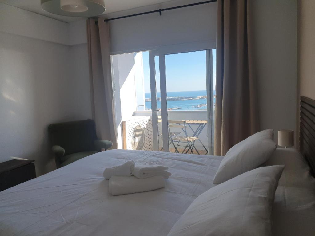 een slaapkamer met een bed met een knuffeldier erop bij VISTAMALAGA in Málaga