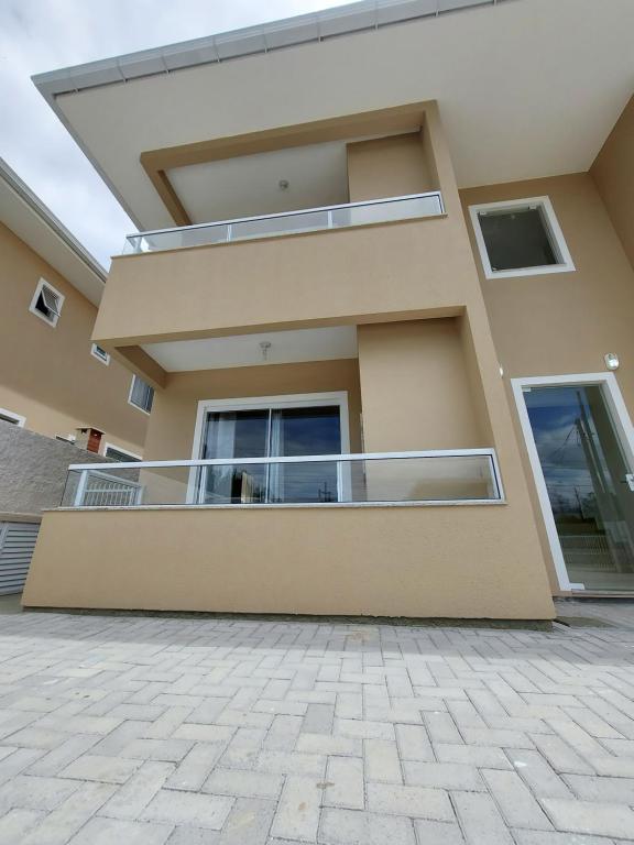 a view of a house with a balcony at Apartamento Descubra Palhoça - Pinheira in Palhoça