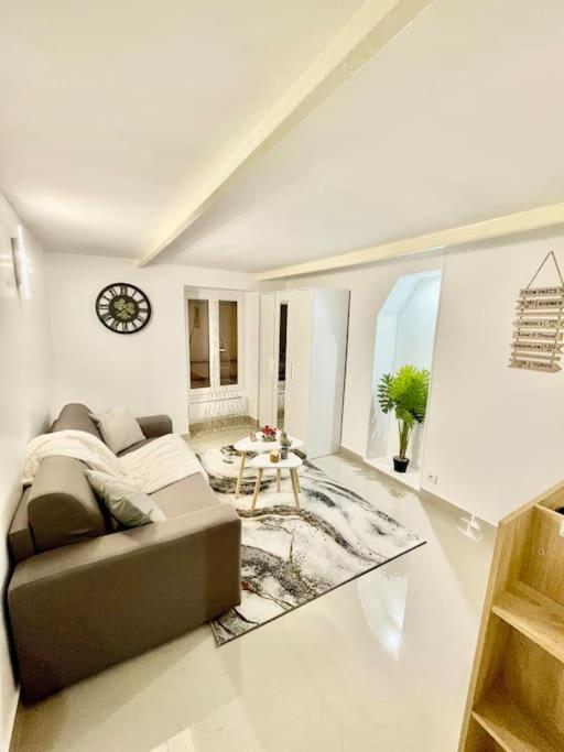 un salon avec un canapé et une table dans l'établissement Studio proche de Paris, Versailles et La Défense, à Chaville