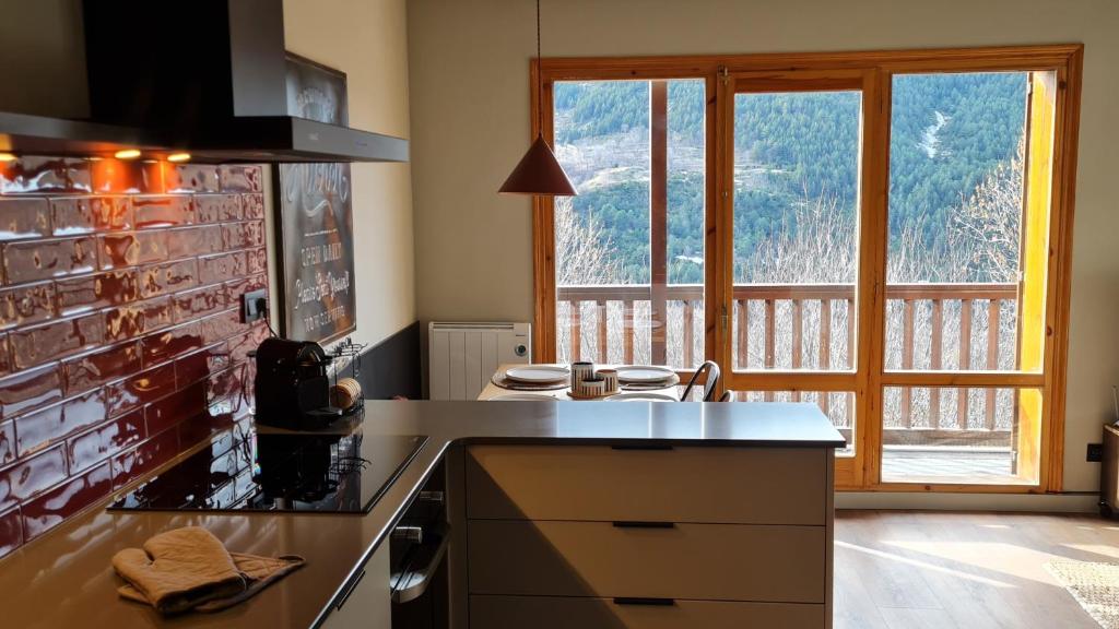 cocina con fregadero y ventana con vistas en Boí Taüll CALMA I, en Taüll