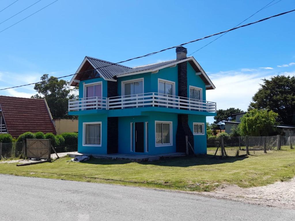 una casa azul a un lado de la carretera en Mar celeste en Mar del Plata