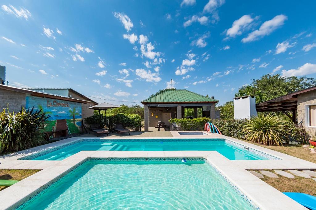 ein Swimmingpool im Hinterhof eines Hauses in der Unterkunft La Querencia in Villa Carlos Paz
