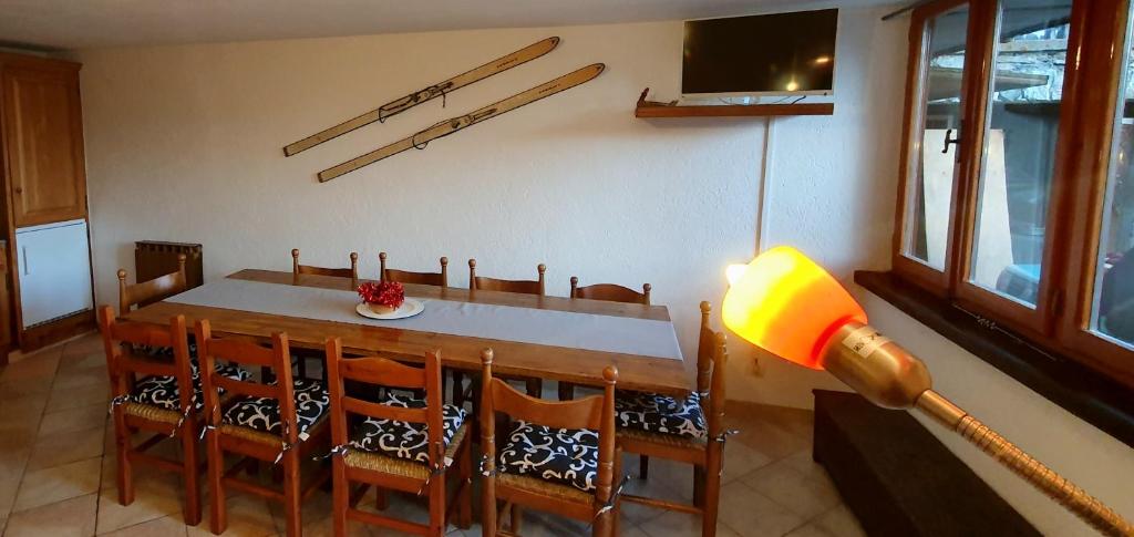 een eetkamer met een tafel en stoelen bij Relais de Noël in Nus