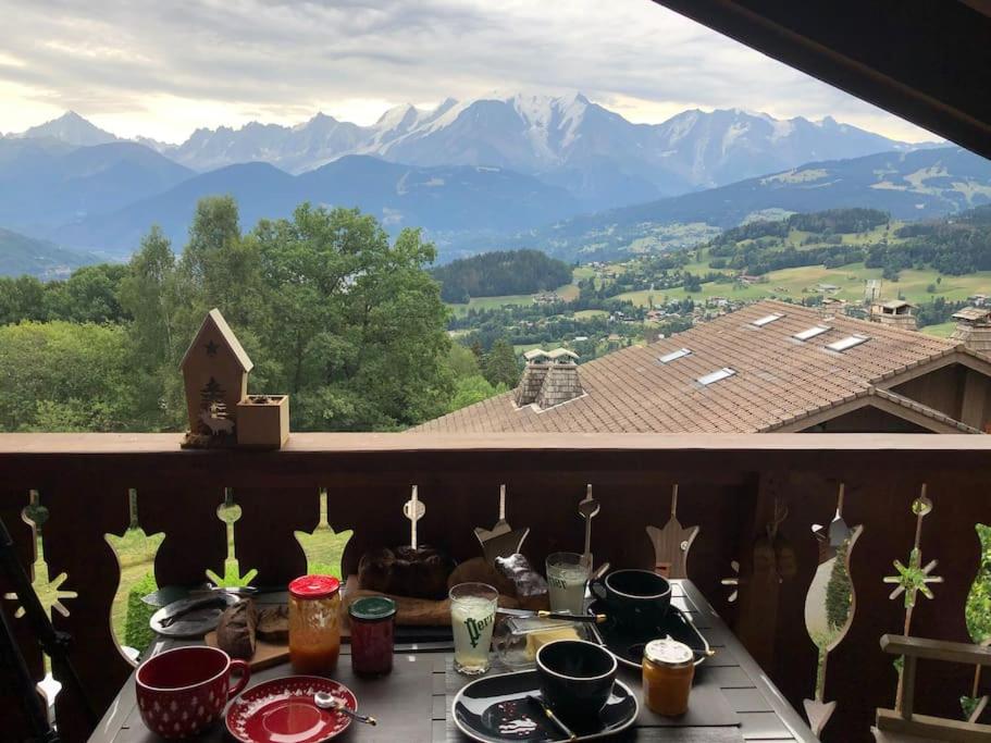 stół z naczyniami i widokiem na góry w obiekcie Calme & cosy vue exceptionnelle sur le mont blanc w mieście Cordon