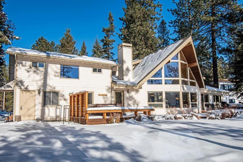 Casa blanca grande con porche en la nieve en Deschutes Riverfront Home - Meredith Lodging, en Sunriver