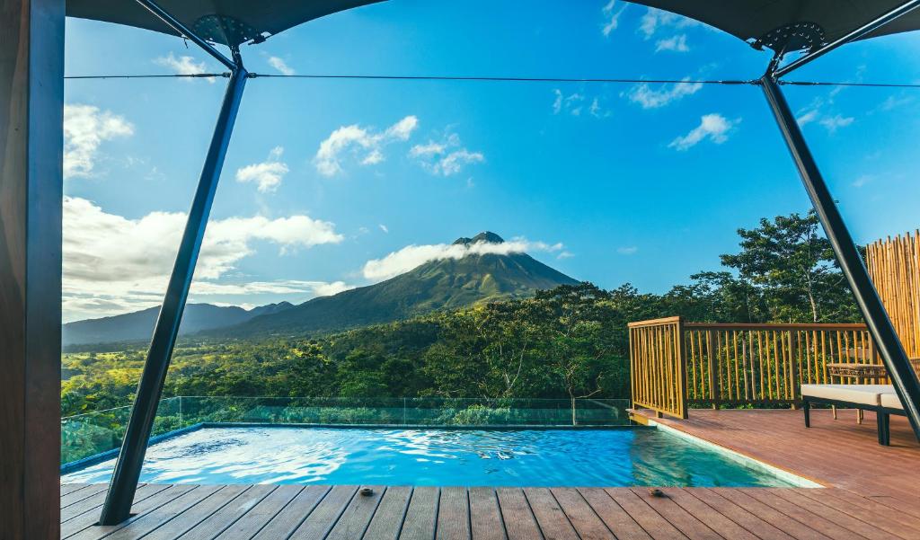 Nespecifikovaný výhled na hory nebo výhled na hory při pohledu z luxury tent