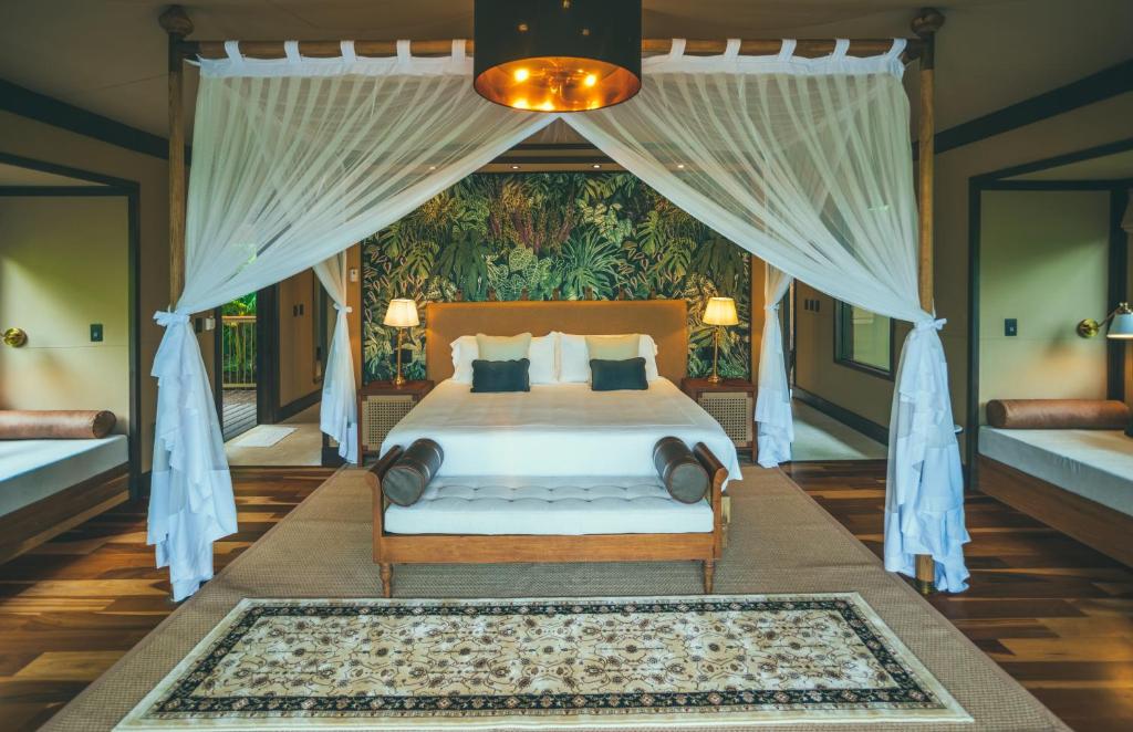 Postel nebo postele na pokoji v ubytování Nayara Tented Camp