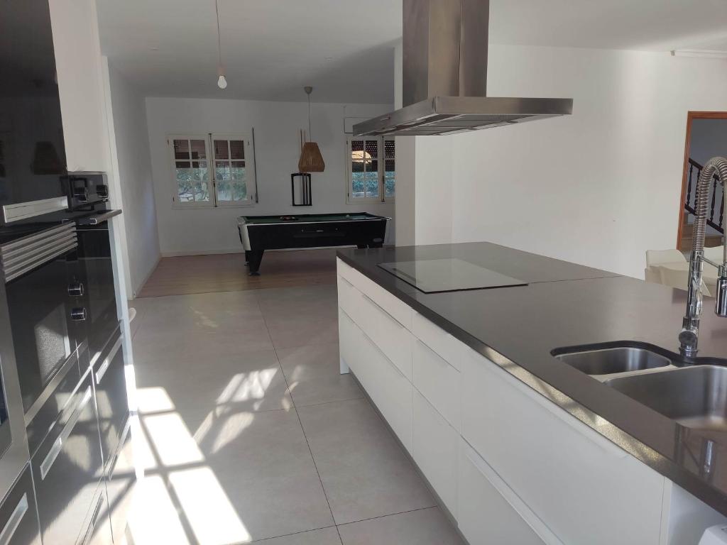 Kuchyňa alebo kuchynka v ubytovaní Casa Anton - Villa ideal familias y grupos grandes, piscina privada