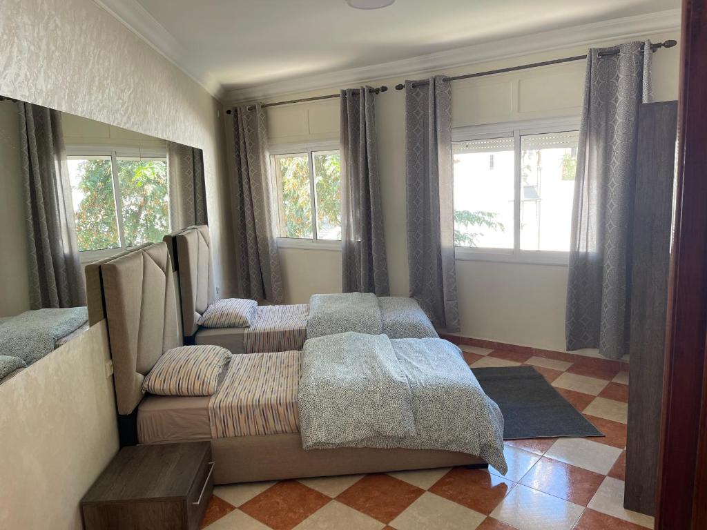 - une chambre avec deux lits et un canapé dans l'établissement Precioso Apartamento en tetouan, à Tetouan