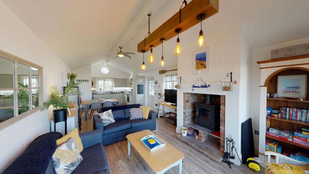 Luna Azul at The Bay Filey, sleeps up to 8, and 2 dogs stay for free! 4