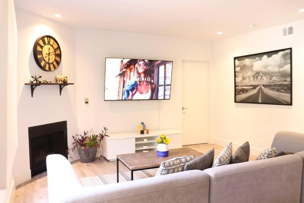 Heart Of West Hollywood 2 Bedroom 2 Bath with Pool, Los Ángeles