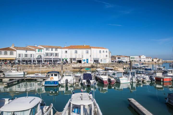 un groupe de bateaux est amarré dans un port dans l'établissement Sur l'îlot de St Martin au centre du port vue exceptionnelle !, à Saint-Martin-de-Ré