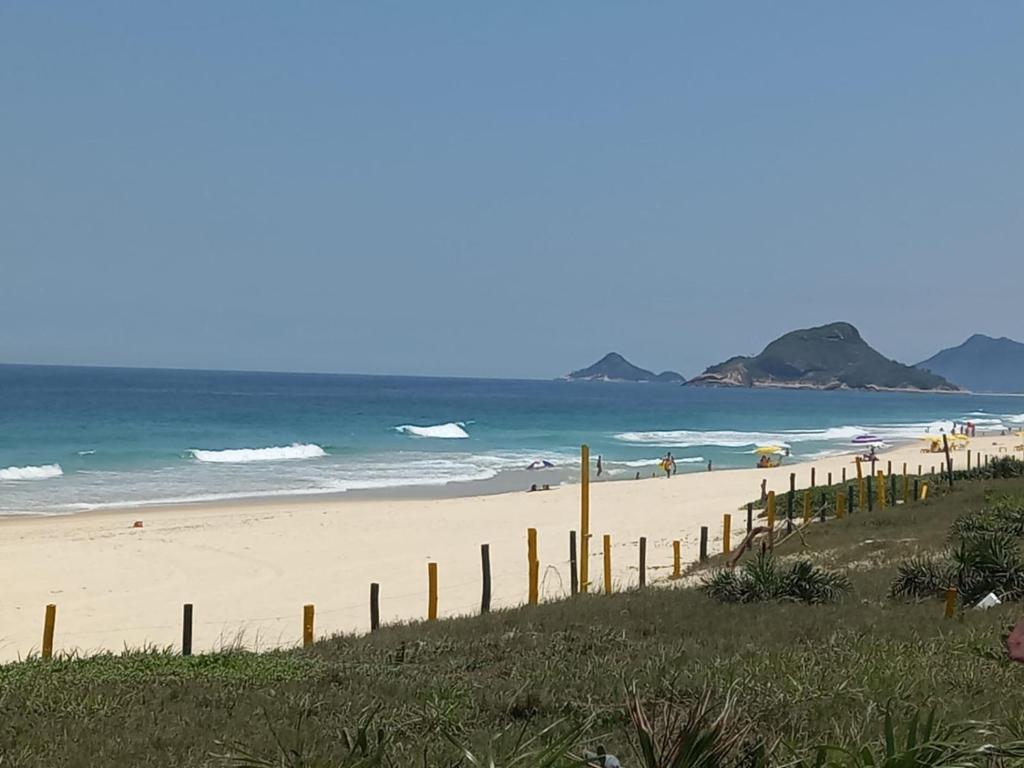una playa con una valla y el océano en Barra Beach, en Río de Janeiro