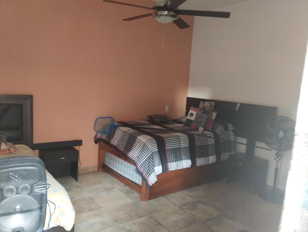 Schlafzimmer mit einem Bett und einem Deckenventilator in der Unterkunft Casa Luna María in Chiconcuac