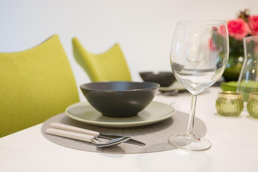 Deluxe City Apartment with balcony! Free Garage Parking included! - 3