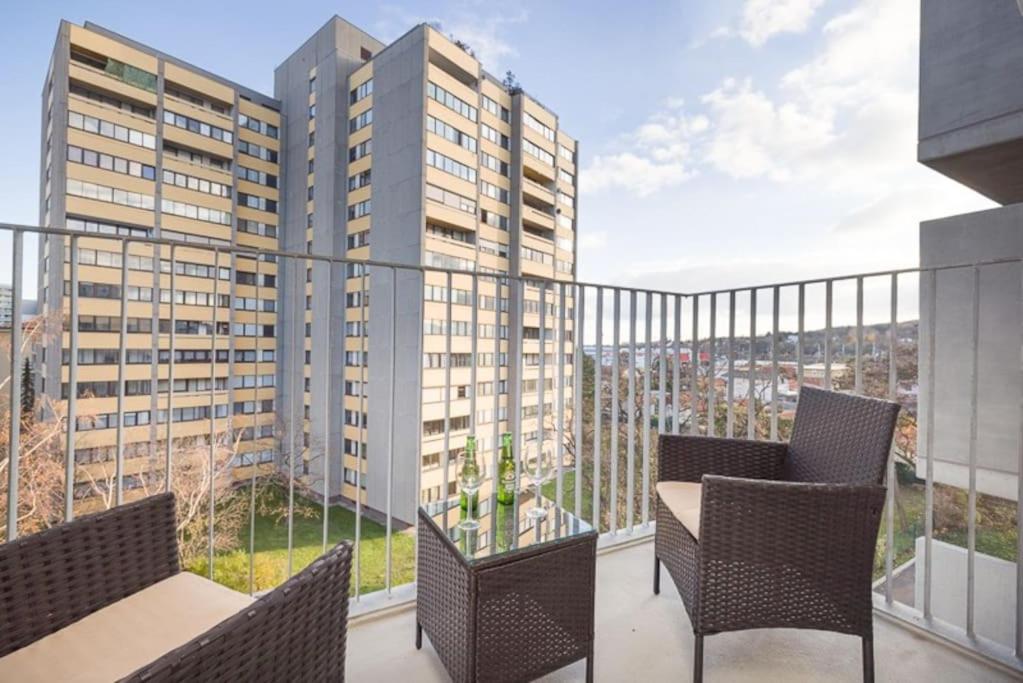 Deluxe City Apartment with balcony! Free Garage Parking included! - 4