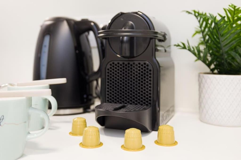 Deluxe City Apartment with balcony! Free Garage Parking included! - 7