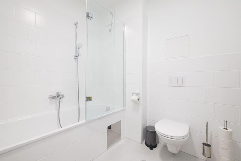 Deluxe City Apartment with balcony! Free Garage Parking included! - 8