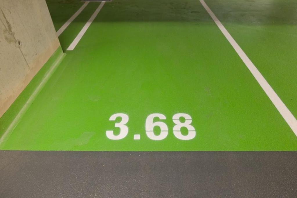 Deluxe City Apartment with balcony! Free Garage Parking included! - 9