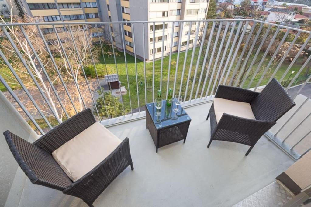 Deluxe City Apartment with balcony! Free Garage Parking included! - 13