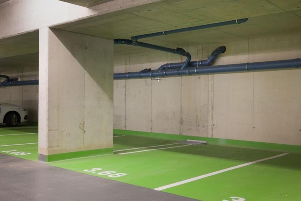 Deluxe City Apartment with balcony! Free Garage Parking included! - 15