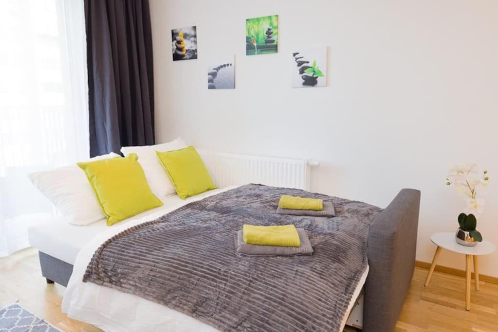 Deluxe City Apartment with balcony! Free Garage Parking included! - 17