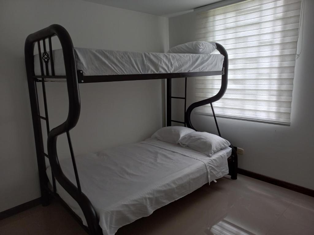 - une chambre avec 2 lits superposés et une fenêtre dans l'établissement Apartamento San jacinto, à Tocaima