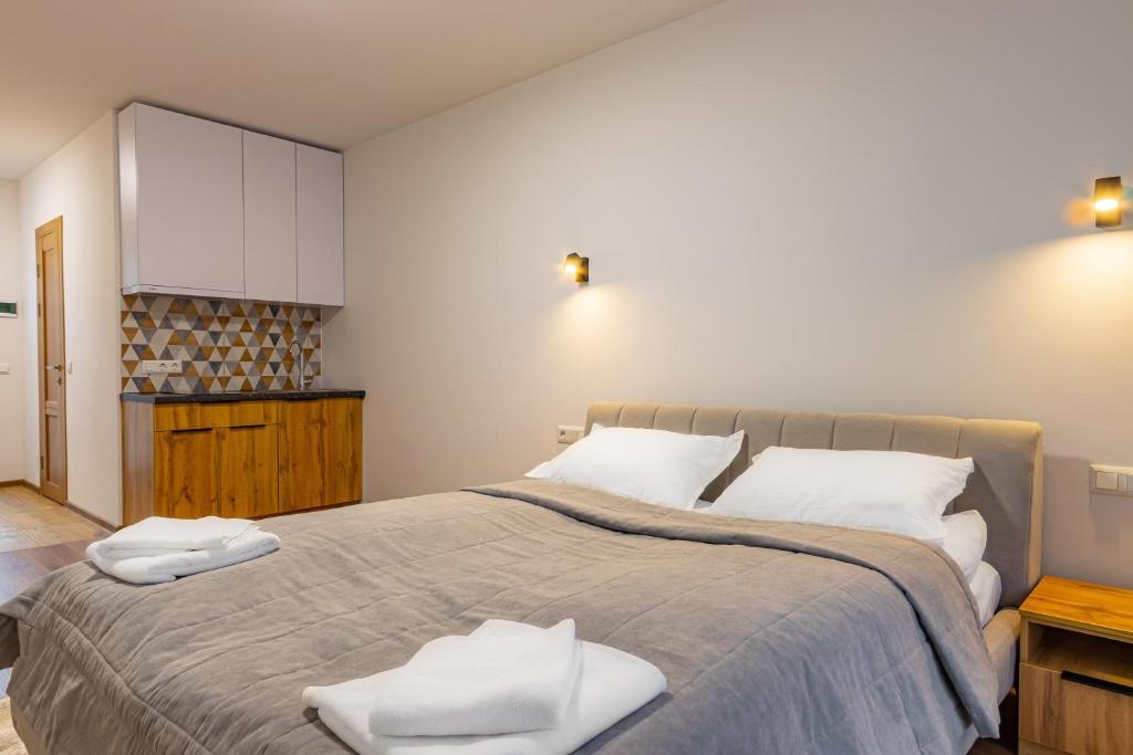Postel nebo postele na pokoji v ubytování GARDA - Breakfast included in the price Restaurant Free Parking Mountain view Kitchen in the apartment separate entrance