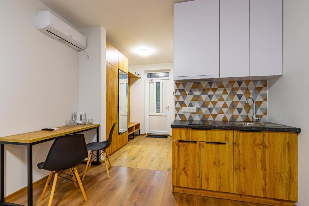 Kuchyň nebo kuchyňský kout v ubytování GARDA - Breakfast included in the price Restaurant Free Parking Mountain view Kitchen in the apartment separate entrance