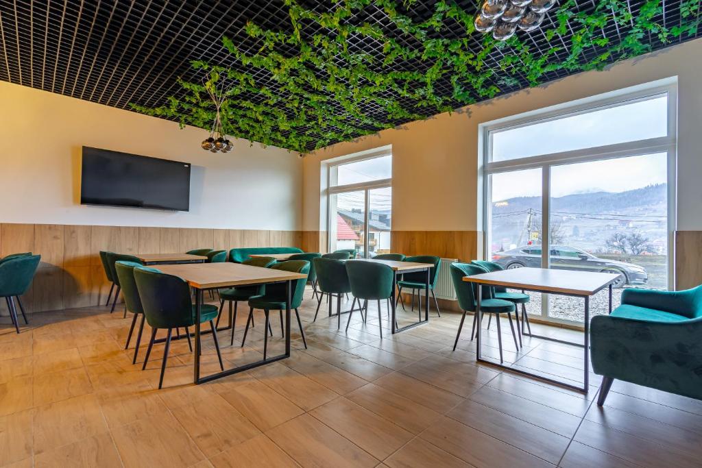TV a/nebo společenská místnost v ubytování GARDA - Breakfast included in the price Restaurant Free Parking Mountain view Kitchen in the apartment separate entrance