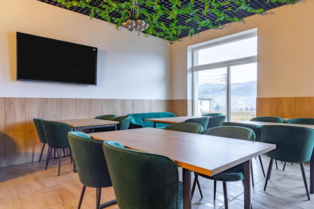 TV a/nebo společenská místnost v ubytování GARDA - Breakfast included in the price Restaurant Free Parking Mountain view Kitchen in the apartment separate entrance
