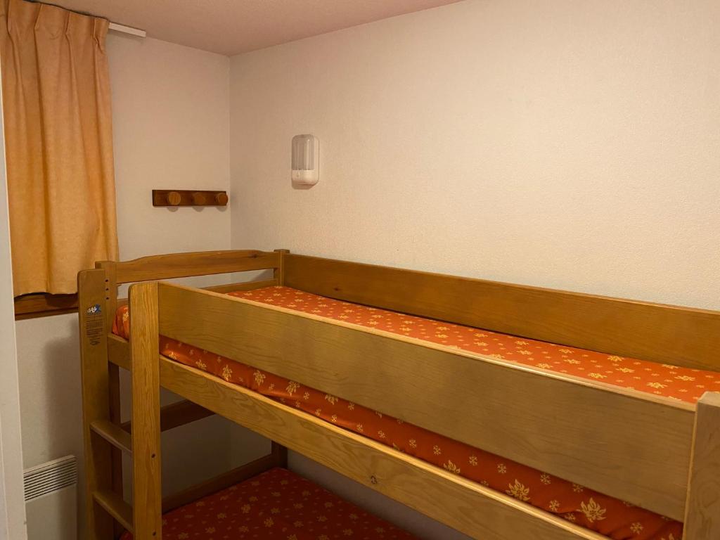 a pair of bunk beds in a room at residence clos la Chalp II in Molines-en-Queyras