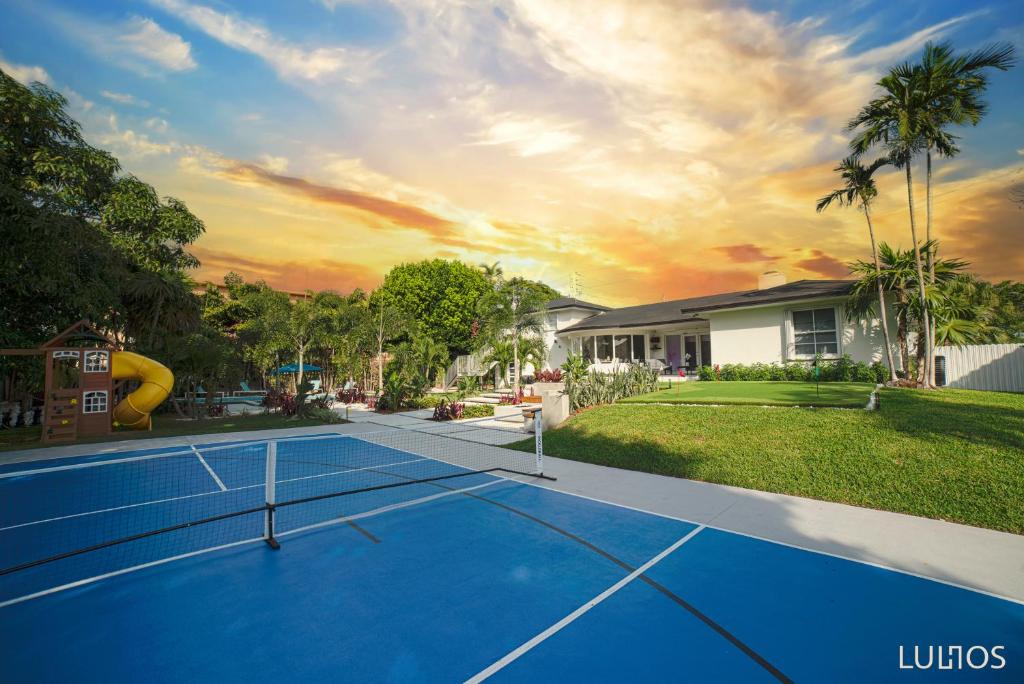 um campo de ténis em frente a uma casa em Unique Flagler's Mansion Pickleball Court L37 em Miami