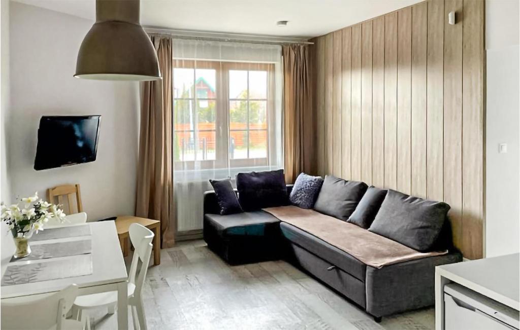 カルビアにあるStunning Apartment In Karwiaのソファとテーブルのあるリビングルーム