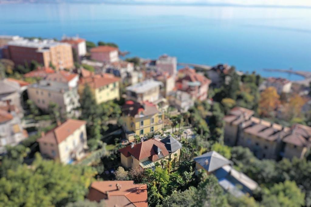 Blick auf eine Stadt mit Gebäuden und Bäumen in der Unterkunft Apartment Dante Alighieri in Opatija