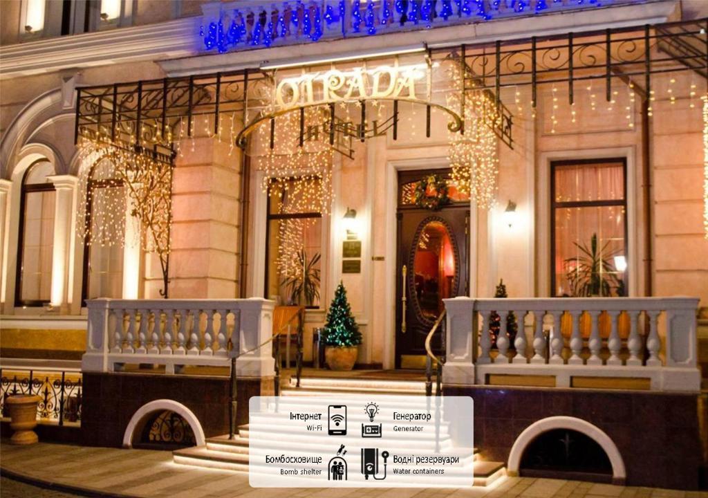 una tienda frente a un edificio con luces de Navidad en Hotel Otrada, en Odessa