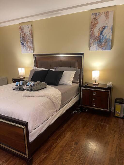1 dormitorio con 1 cama grande y 2 mesitas de noche en Enhanced 2Bedroom en Williams Bridge