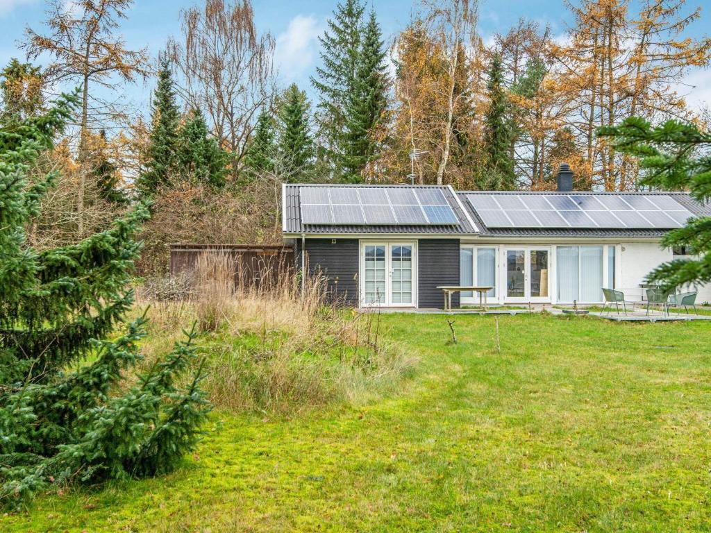 ein Haus mit Sonnenkollektoren auf einem Hof in der Unterkunft Holiday home Silkeborg XXII in Silkeborg