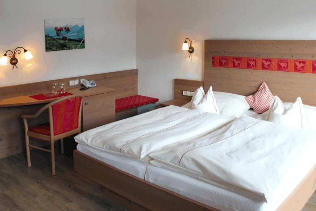 Postel nebo postele na pokoji v ubytování Hotel Gasthof Adler