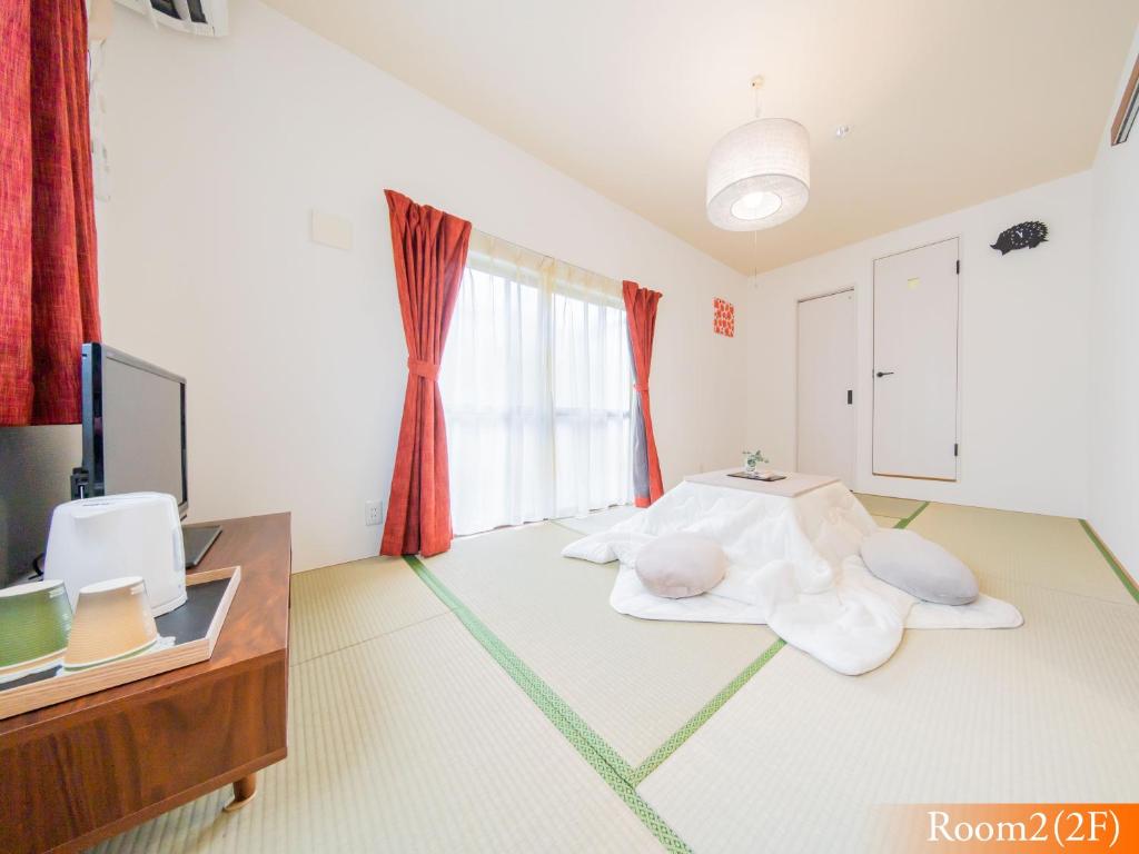 um quarto com uma cama, uma secretária e uma televisão em 波奈 浅草 Hana Asakusa ーSkyTree前駅まで徒歩5分ー em Tóquio