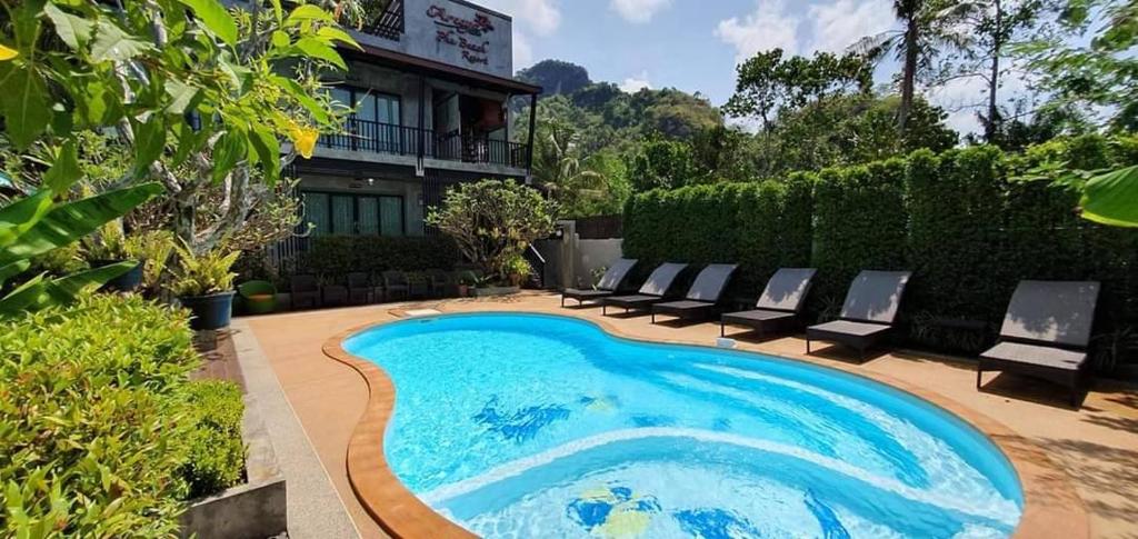 Bazén v ubytování Areeya Phubeach Resort Coliving Coworking nebo v jeho okolí
