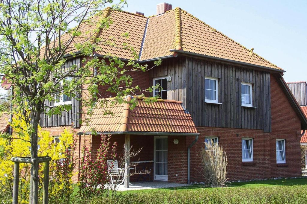 una casa in mattoni rossi con tetto marrone di Holiday resort Petersdorf, Fehmarn-Petersdorf a Petersdorf auf Fehmarn
