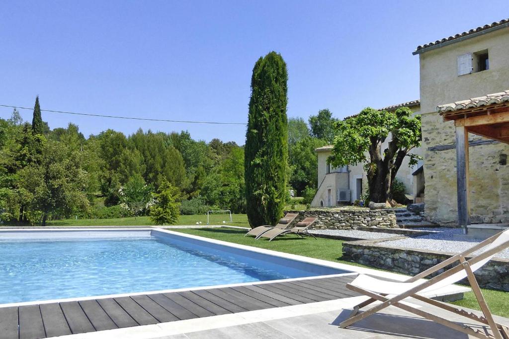 willa z basenem przed domem w obiekcie Holiday home with shared pool in Malaucene w mieście Malaucène