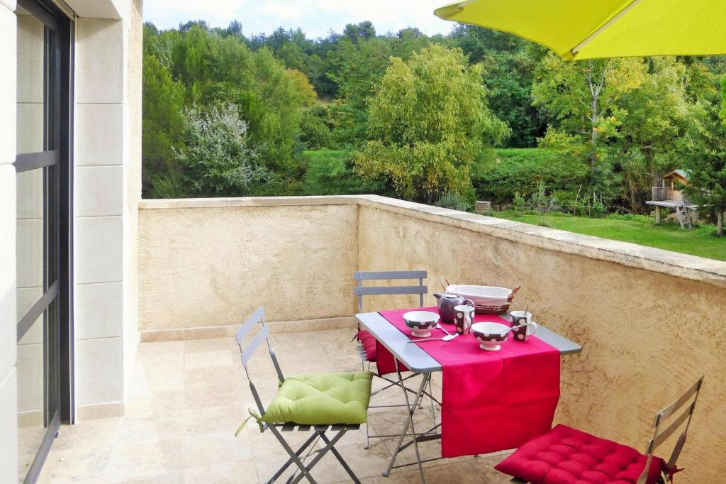 Balkon lub taras w obiekcie Holiday home with shared pool in Malaucene