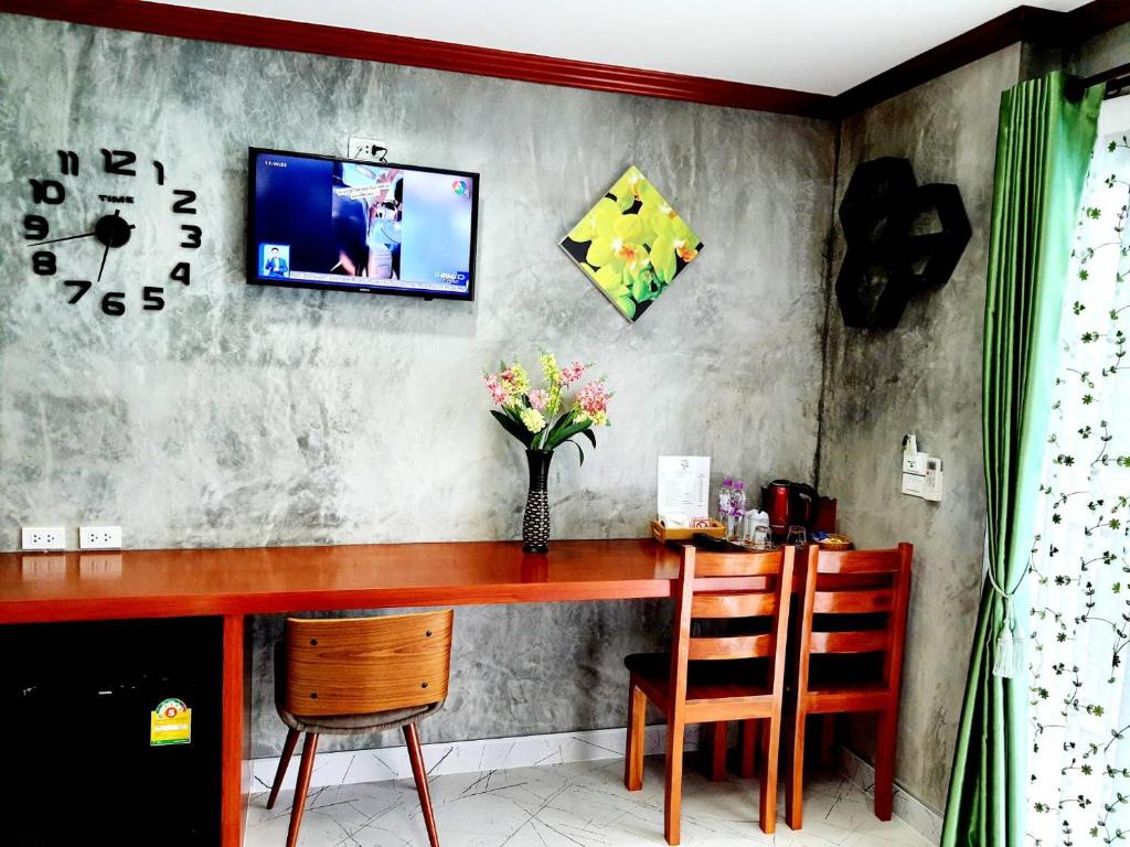TV a/nebo společenská místnost v ubytování Areeya Phubeach Resort Coliving Coworking
